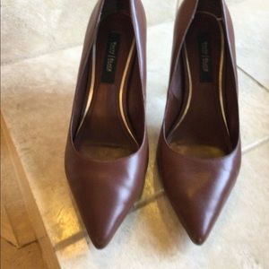 Great heels! Goes well with jeans or slacks.